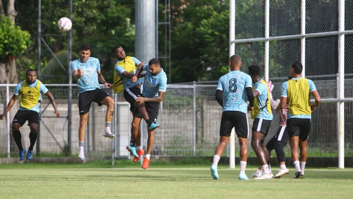 Latihan PSBS Biak jelang melawan Malut United dalam laga Liga 1 2024/2025.