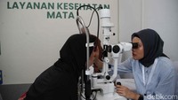 Salah satu layanan kesehatan yang diberikan adalah pemeriksaan kesehatan mata.