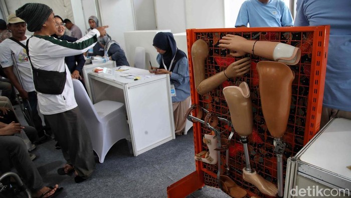 Layanan kesehatan diberikan dari peringatan Hari Disabilitas Internasional di Taman Ismail Marzuki, Jakarta. Kegiatan ini untuk membantu penyandang disabilitas.