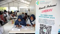 Petugas memberikan pelayanan kesehatan gratis kepada warga disabilitas saat acara Hari Disabilitas Internasional di Taman Ismail Marzuki, Jakarta, Minggu (1/12/2024).