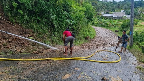 BPBD Tabanan sedang menangani tanah longsor di Penebel, Jatiluwih, Tabanan, Minggu (1/12/2024).