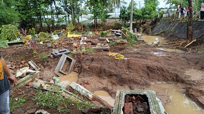makam rusak diterjang banjir