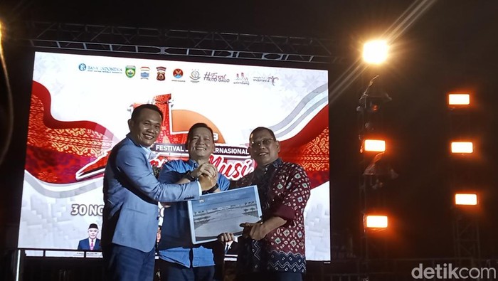 Mantan Pj Walkot Palembang Ucok A Damenta menyerahkan Road Map Pariwisata Palembang 2025 ke Pj Gubernur Sumsel Elen Setiadi dan Pj Walkot Palembang Cheka Virgowansyah.