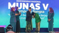 Ketua Dewan Syuro PKB K.H. Ma’ruf Amin (tengah) didampingi Ketua Umum DPP PKB Muhaimin Iskandar (kedua kanan), Ketua umum Perempuan Bangsa Siti Mukaromah (kiri), Dewan Pembina Perempuan Bangsa, Rustini Murtadho (kedua kiri) dan Sekretaris Perempuan Bangsa, Miftah (kanan) saat membuka Musyawarah Nasional (Munas) V Perempuan Bangsa di Jakarta, Sabtu (30/11/2024) malam.