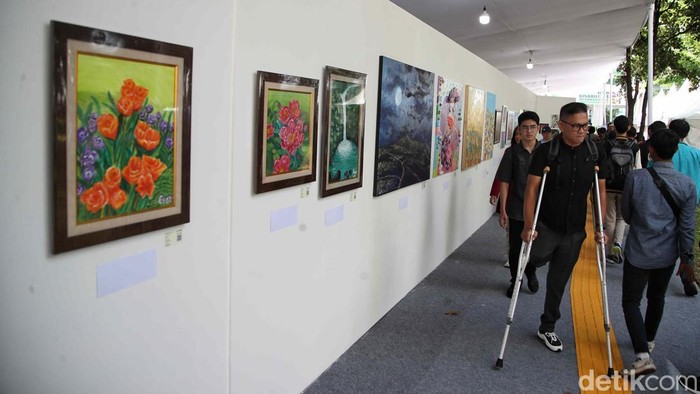 Pameran lukisan turut meramaikan peringatan Hari Disabilitas Internasional di Jakarta. Seorang penyandang disabilitas turut pamer kemampuan melukis.