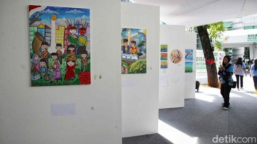 Pameran lukisan turut meramaikan peringatan Hari Disabilitas Internasional di Jakarta. Seorang penyandang disabilitas turut pamer kemampuan melukis.