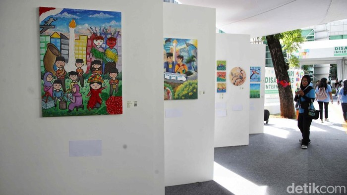 Pameran lukisan turut meramaikan peringatan Hari Disabilitas Internasional di Jakarta. Seorang penyandang disabilitas turut pamer kemampuan melukis.