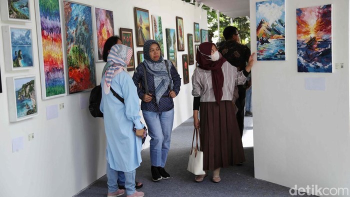 Pameran lukisan turut meramaikan peringatan Hari Disabilitas Internasional di Jakarta. Seorang penyandang disabilitas turut pamer kemampuan melukis.