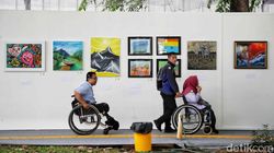 Melihat Aksi Penyandang Disabilitas Melukis