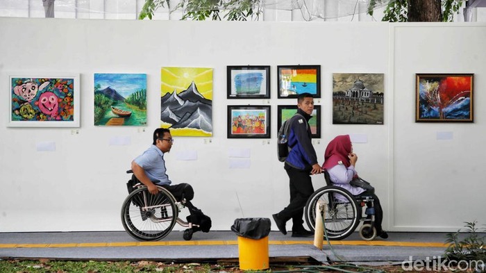 Pameran lukisan turut meramaikan peringatan Hari Disabilitas Internasional di Jakarta. Seorang penyandang disabilitas turut pamer kemampuan melukis.