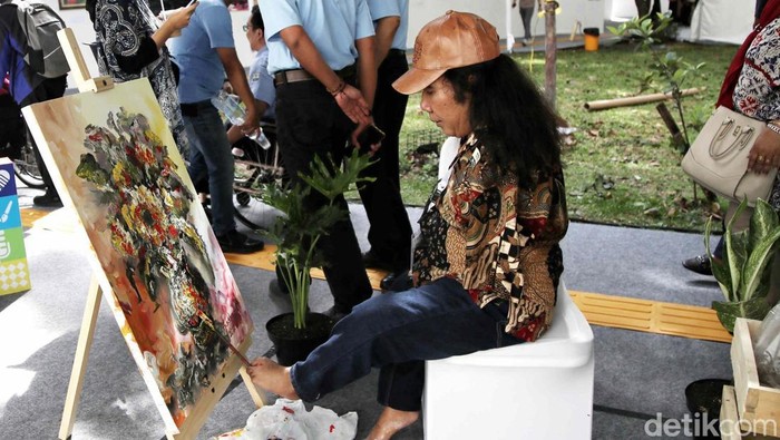 Pameran lukisan turut meramaikan peringatan Hari Disabilitas Internasional di Jakarta. Seorang penyandang disabilitas turut pamer kemampuan melukis.