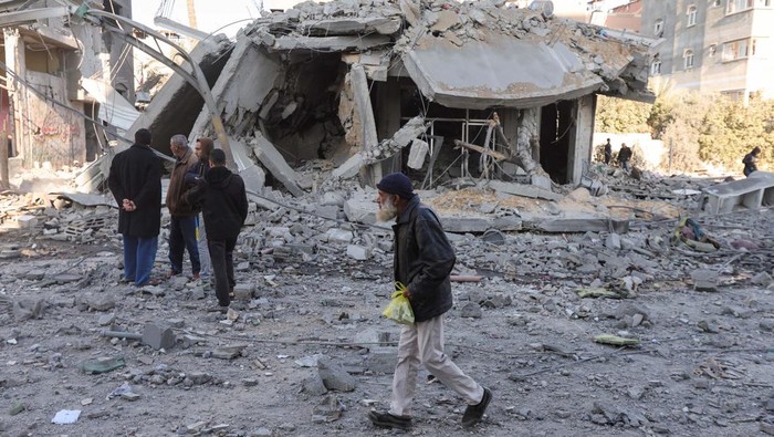 Palestinian women react at the site of an Israeli strike on a house, amid the Israel-Hamas conflict, in Nuseirat in the central Gaza Strip December 1, 2024. REUTERS/Ramadan Abed