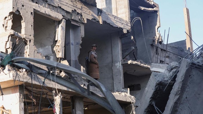 Palestinian women react at the site of an Israeli strike on a house, amid the Israel-Hamas conflict, in Nuseirat in the central Gaza Strip December 1, 2024. REUTERS/Ramadan Abed