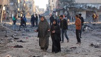 Seorang warga Gaza berdoa di reruntuhan bangunan yang hancur.