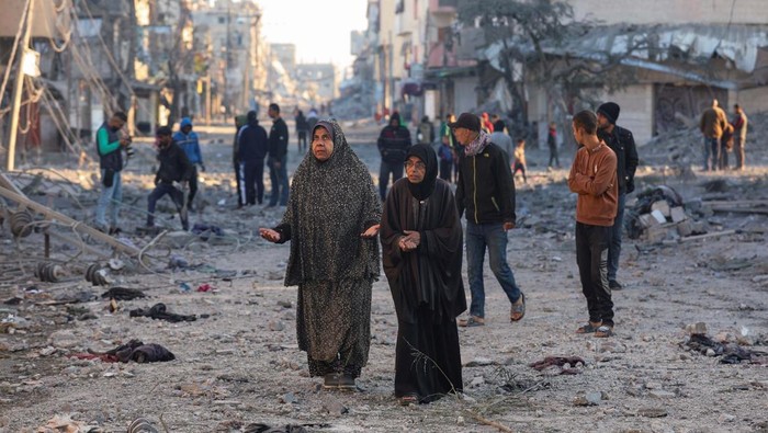 Melihat Kerusakan di Nuseirat yang Kembali Diserang Israel Palestinian women react at the site of an Israeli strike on a house, amid the Israel-Hamas conflict, in Nuseirat in the central Gaza Strip December 1, 2024. REUTERS/Ramadan Abed