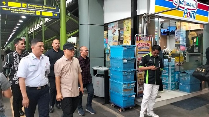 Menteri Perhubungan Dudy Purwagandh