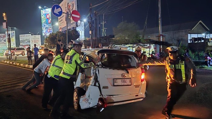 Mobil Sigra Tertabrak KA Dhoho di Purwoasri Kediri