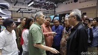 Airlangga turut didampingi oleh Megusdyan Susanto, Chairman & Founder SAG & ALETRA, serta Tokoh Masyarakat Jusuf Hamka yang langsung memesan 150 unit mobil Aletra.