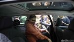 Momen Airlangga Jajal Mobil Listrik di Gaikindo Jakarta Auto Week
