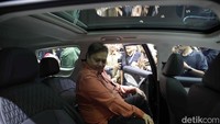 Airlangga sempat menjajal mobil listrik Aletra L8 EV.