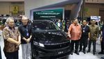 Momen Airlangga Jajal Mobil Listrik di Gaikindo Jakarta Auto Week