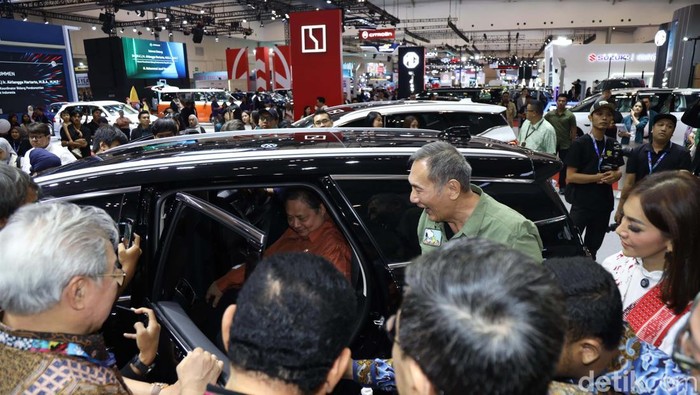 Momen Airlangga Jajal Mobil Listrik di Gaikindo Jakarta Auto Week Menteri Koordinator Bidang Perekonomian Airlangga Hartarto menunjungi pameran Gaikindo Jakarta Auto Week, Ice BSD, Tangerang. Ia menjajal mobil listrik Aletra L8 EV.