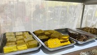Lauknya cukup komplet, disusun di etalase seperti ini. Pilihannya mulai dari ayam, ikan gurame, ikan nila, ikan goreng, cumi, tahu-tempe, dan sate-satean. Harganya mulai dari Rp 3.000. Foto: Detikcom / Atiqa Rana