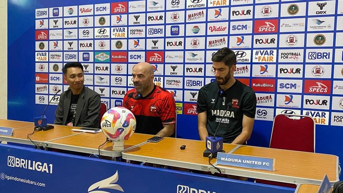 Pelatih Madura United, Paulo Meneses saat konferensi pers jelang laga melawan Persebaya Surabaya.