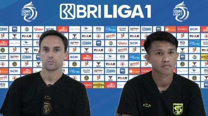 Pelatih Persebaya, Paul Munster, dan pemain Persebaya, Kasim Botan, dalam konferensi pers via zoom jelang laga melawan Madura United