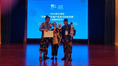 Pementasan Wayang Sasak dan Wayang Botol di Gedung Seni Nasional Beijing China. (Foto: Dok. Abdul Latief Apriaman)