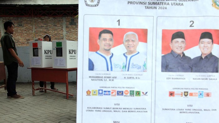 Pemilihan susulan di Medan akibat banjirr Petugas KPPS melayani warga yang hendak mengunakan hak pilihnya saat pemungutan suara susulan Pilkada 2024 di Kelurahan Tanjung Gusta, Medan Helvetia, Medan Sumatera Utara, Minggu (1/12/2024). Komisi Pemilihan Umum (KPU) Kota Medan menggelar pemungutan suara susulan di 54 TPS dan pemungutan suara lanjutan di 7 TPS akibat banjir yang melanda kota Medan pada Rabu (27/11) lalu. ANTARA FOTO/Yudi Manar/YU