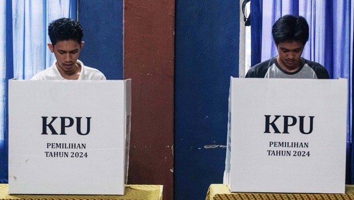 Dua warga memberikan hak suaranya di dalam bilik suara di TPS 05 Kelurahan Mokoau, Kecamatan Kambu, Kendari, Sulawesi Tenggara, Minggu (1/12/2024). KPU Kendari menggelar Pemungutan Suara Ulang (PSU) di TPS tersebut atas rekomendasi Panwascam karena adanya laporan dua orang Daftar Pemilih Tambahan (DPTb) ikut mencoblos surat suara Pilwalkot Kendari. ANTARA FOTO/Andry Denisah/YU