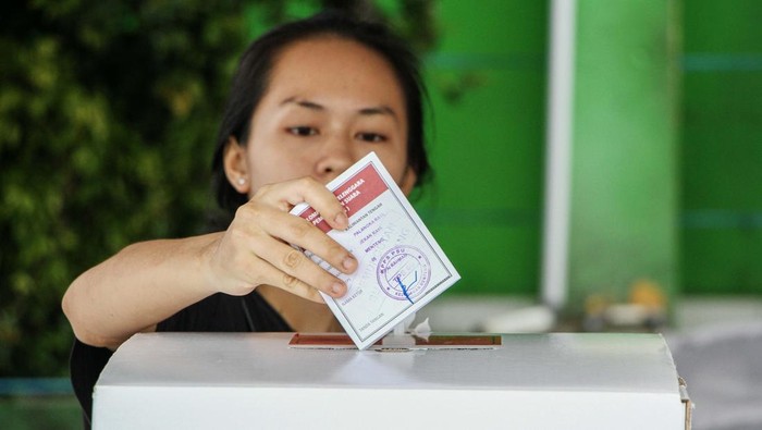 Warga memasukan surat suara kedalam kotak suara usai menggunakan hak pilihnya pada pemungutan suara ulang (PSU) di TPS 06 Kelurahan Menteng, Palangka Raya, Kalimantan Tengah, Minggu (1/12/2024). KPU Kota Palangka Raya menggelar PSU di TPS 06 tersebut atas rekomendasi Bawaslu karena ditemukan selisih jumlah surat suara yakni dari 315 pemilih yang hadir menjadi 336 surat suara saat penghitungan. ANTARA FOTO/Auliya Rahman/YU