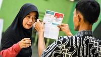 Petugas menunjukkan surat suara kepada warga sebelum menggunakan hak pilihnya saat pemungutan suara ulang (PSU) di TPS 41 Benda Baru, Pamulang, Tangerang Selatan, Banten, Minggu (1/12/2024). KPU Kota Tangerang Selatan melakukan Pemungutan Suara Ulang Pilkada 2024 di TPS yang memiliki 597 daftar pemilih tetap (DPT) karena terdapat empat warga bukan DPT menggunakan hak pilihnya di TPS tersebut. ANTARA FOTO/Sulthony Hasanuddin.