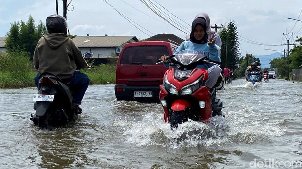 Penampakan banjir yang merendam jalan di Kawasan Industri, Sapan, Bojongsoang, Kabupaten Bandung. Foto: Wisma Putra/detikJabar