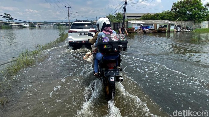 Penampakan banjir yang merendam jalan di Kawasan Industri, Sapan, Bojongsoang, Kabupaten Bandung. Foto: Wisma Putra/detikJabar