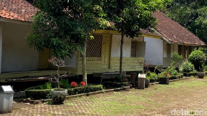 Penampakan rumah adat yang ada di Kampung Adat Pulo.