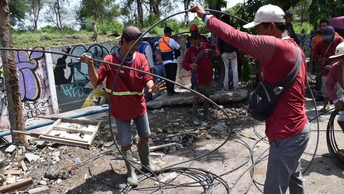 Penertiban kabel utilitas di Surabaya.
