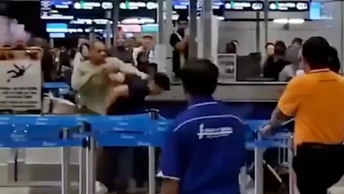 Penumpang hajar petugas bandara Kuala Lumpur International Airport (KLIA)