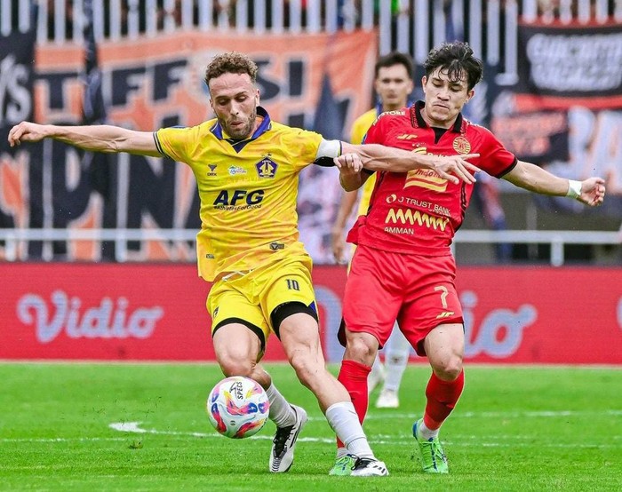 Pertandingan Persija Jakarta vs Persik Kediri.