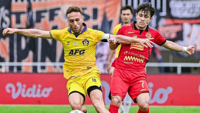 Pertandingan Persija Jakarta vs Persik Kediri.