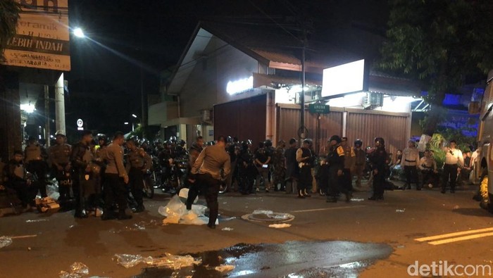 Petugas masih bersiaga di Jalan Kusumanegara Jogja, Minggu (1/12/2024).