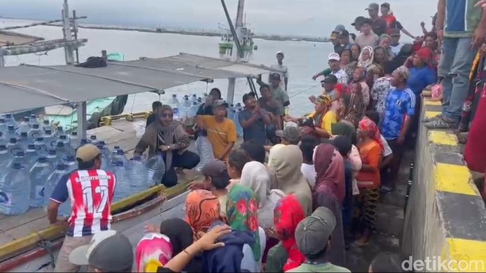 Pipa PDAM Putus Dibawah Laut Warga Gili Ketapang Krisis Air Bersih