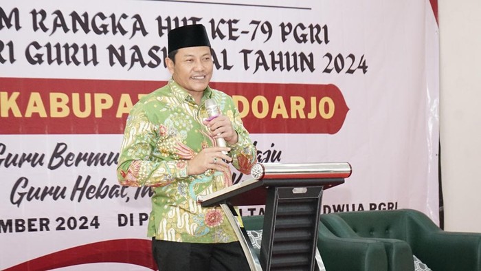 Plt Bupati Sidoarjo merayakan Hari Guru Nasional.