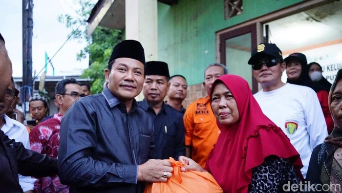 Plt Bupati Sidoarjo Subandi memberikan bantuan untuk korban puting beliung.