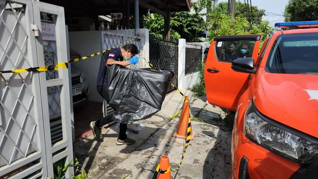 Polisi evakuasi sugar glider dari rumah TKP pembunuhan di Cilandak, Jaksel
