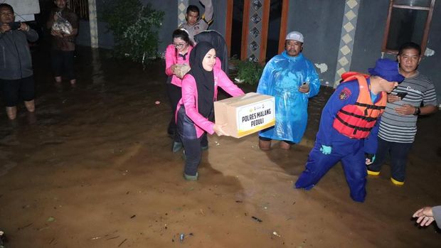 Polres Malang salurkan bantuan ke korban banjir di Sumbermanjing Wetan