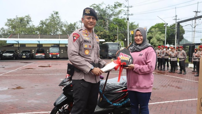 Polres Trenggalek membagikan hadiah untuk pemilih.