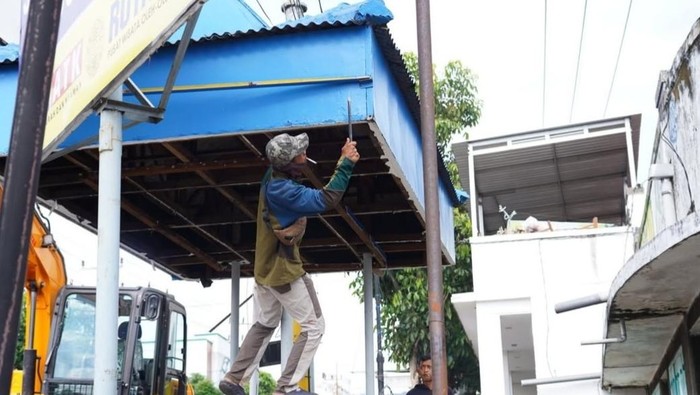 Pos polisi di Kota Batu dibongkar untuk dijadikan bagian dari fasilitas pejalan kaki.