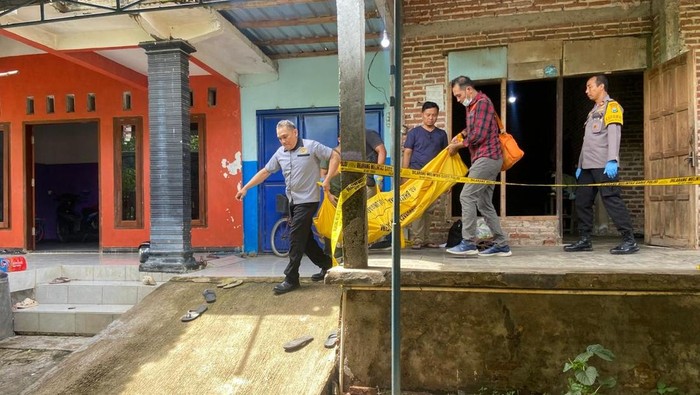 Proses evakuasi jenazah Bonamin yang dianiaya anak kandungnya sendiri hingga meninggal.